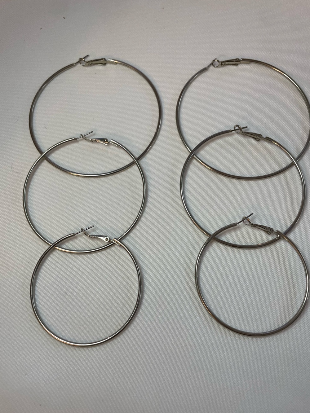 🔥 3 Pairs Silver-Tone Hoop Earrings – Graduated Sizes Bundle